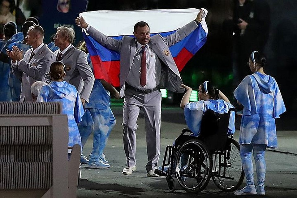 Белорусскому чиновнику удалось пронести российский флаг на церемонию открытия. Фото: FA Bobo/PIXSELL/PA Images