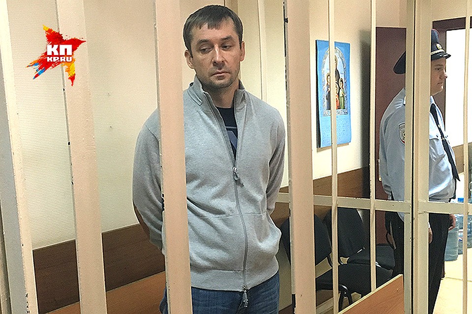 Полковник Захарченко давил на жалость и просил оставить его дома, посулив 70 миллионов рублей залога. Фото: Павел КЛОКОВ