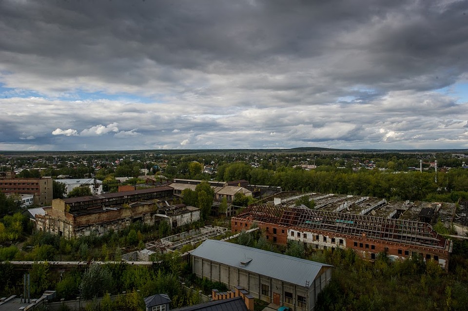 Старый Невьянский завод сейчас не действует. Остатки его цехов видны у плотины. В центре главный жилой дом самого Акинфия Демидова
