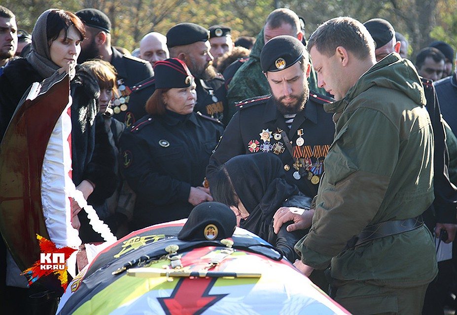 Александр Захарченко прощается с боевым товарищем. Фото: Александр КОЦ, Дмитрий СТЕШИН