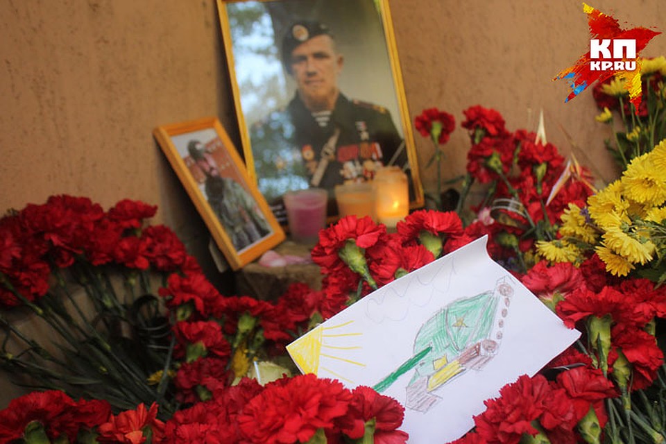 Среди цветов возле подъезда, где убили Мотролу - детский рисунок танка Фото: Павел ХАНАРИН