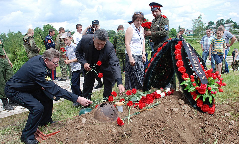 Так поисковики проволят торжественное перезахоронение останков Фото: Александр БОЙКО