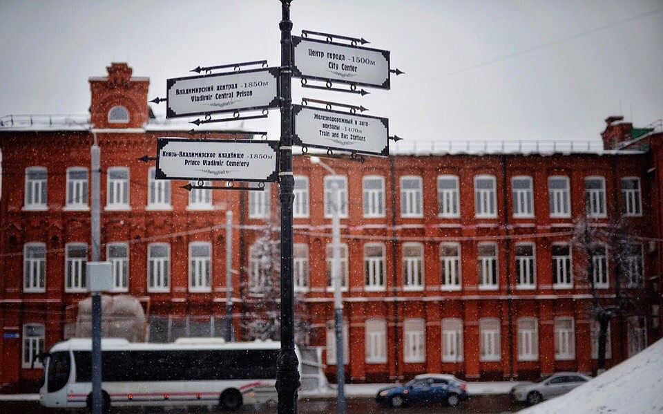 По тонкой иронии Всевышнего, тюрьма стоит между роддомом и кладбищем. Фото: Виктор ГУСЕЙНОВ