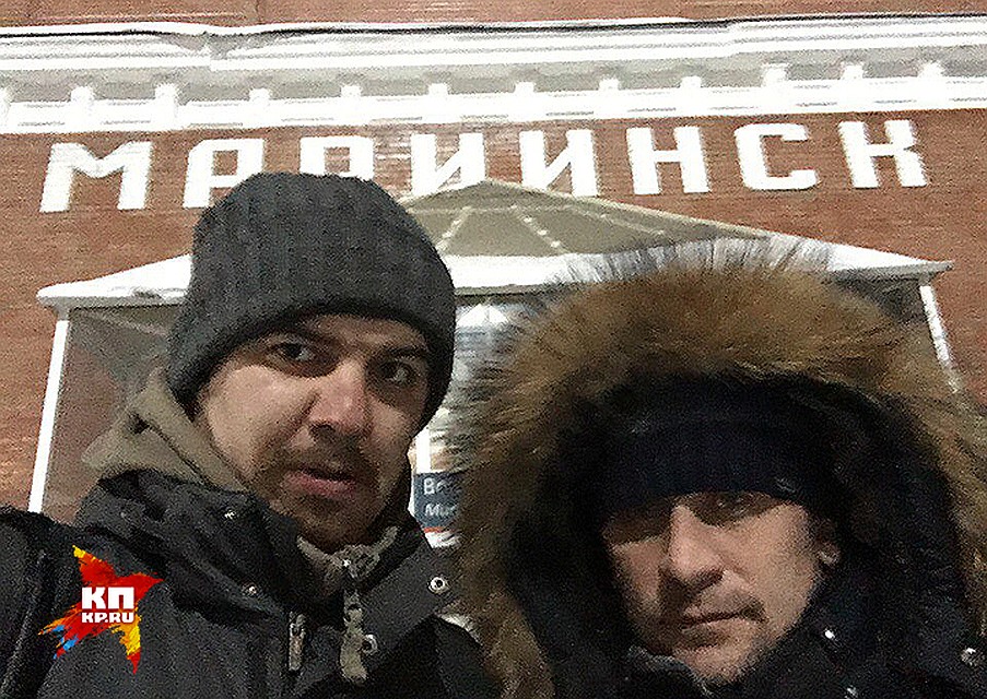 Путешествующие журналисты "КП" на станции Мариинск. Фото: Виктор ГУСЕЙНОВ