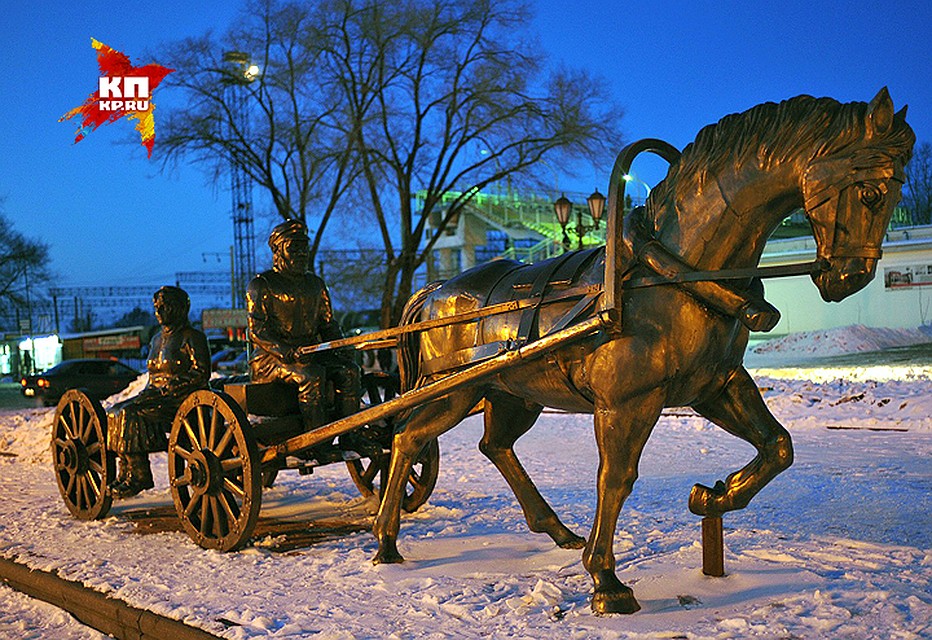 Памятник первым переселенцам, подаренный городу китайцами. Фото: Виктор ГУСЕЙНОВ