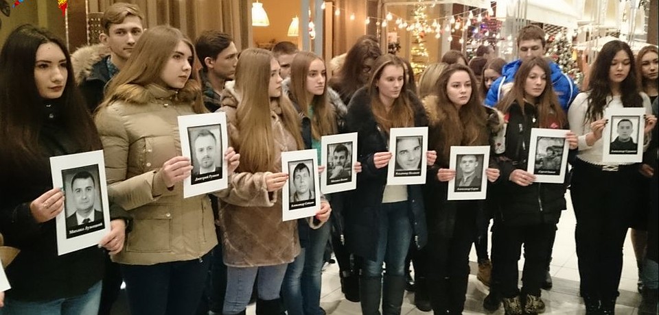 Ребята держали в руках портреты пассажиров разбившегося самолета. Фото: Илья БОГОМОЛОВ