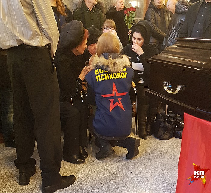 Многим присутствующим на прощании понадобилась помощь психолога Фото: Виктор БАРАНЕЦ