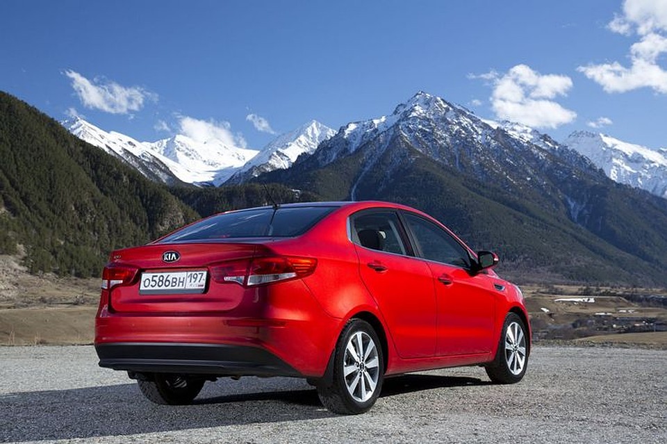 Появившись на экранах радаров, KIA Rio третьего поколения быстро набрал обороты и помог модели уже к середине 2016 года пересечь почетную отметку в 500 000 проданных в России автомобилей