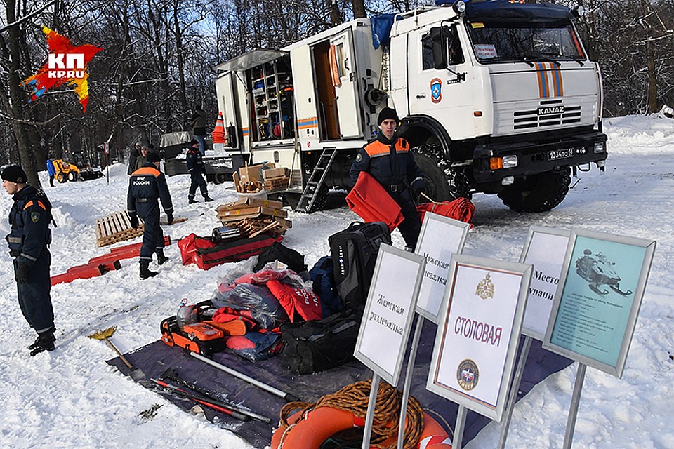 Сотрудники МЧС с утра готовятся к предстоящему обряду купания в проруби. Фото: Владимир ВЕЛЕНГУРИН