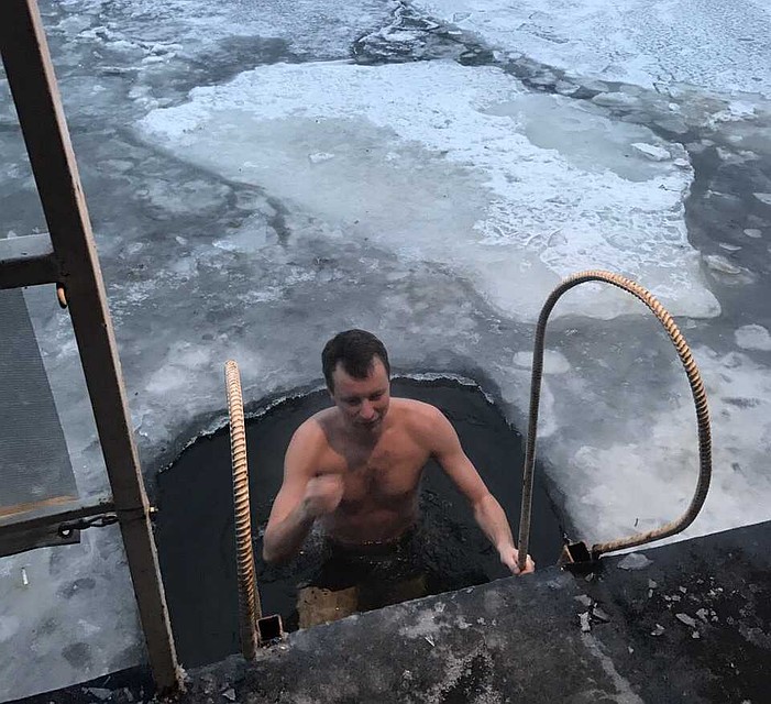 Алексей Волоцков ежегодно купается в проруби. Фото: Личный архив
