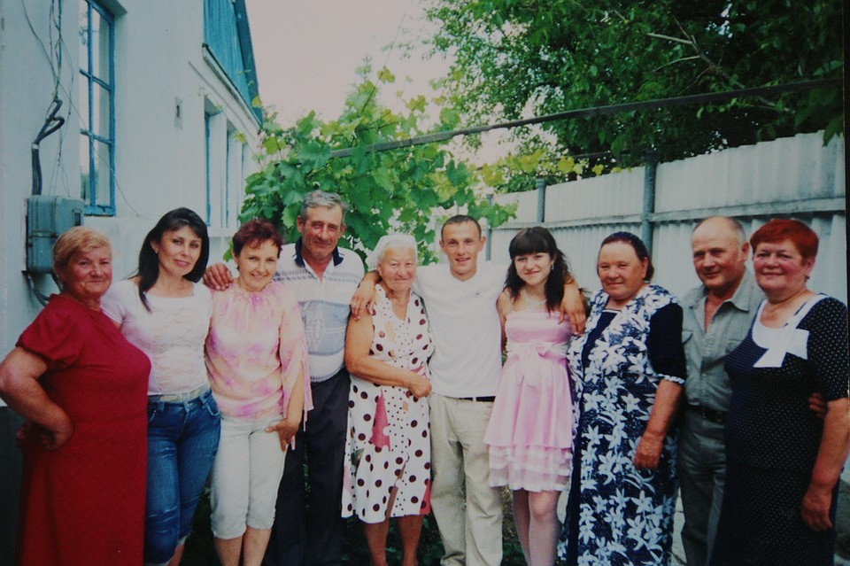Фотографию со свадьбы Максима и Марии в 2008 году мама бережно хранит. Фото: из личного архива Инны Яковлевой.