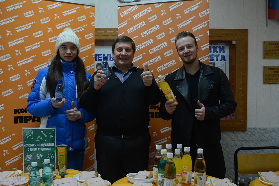 Фуршет в подарок на День студента. Фото: Инга САФРОНОВА