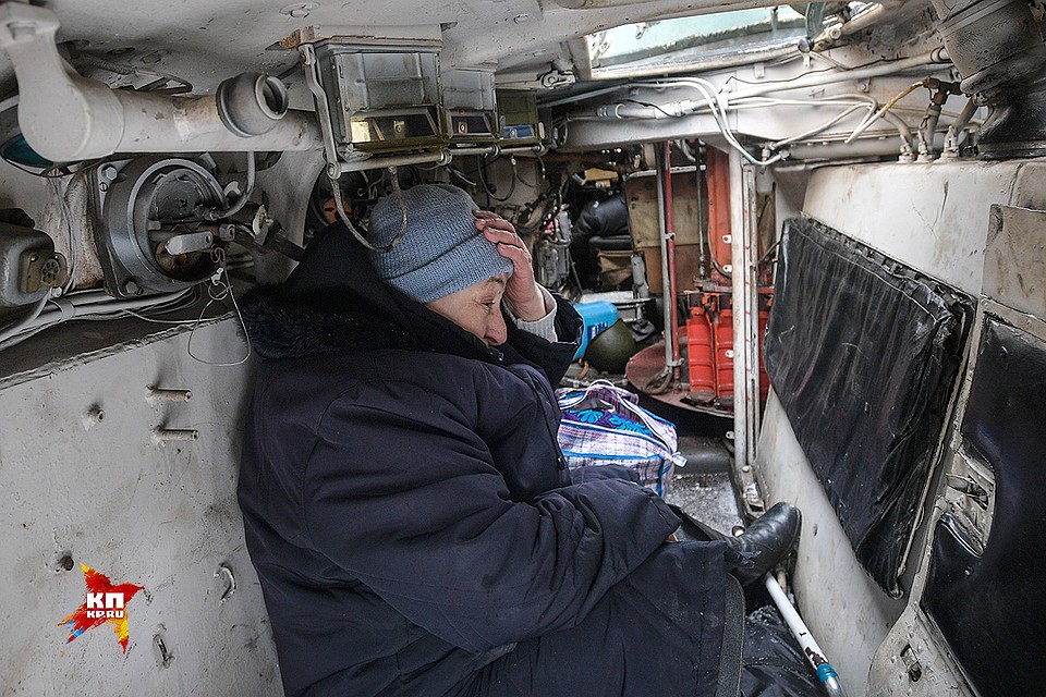 Пенсионерка Любовь Авдеенко решила покинуть регулярно обстреливаемый дом: "Сидеть тут уже сил нет, все побило. " Фото: Виктор ГУСЕЙНОВ