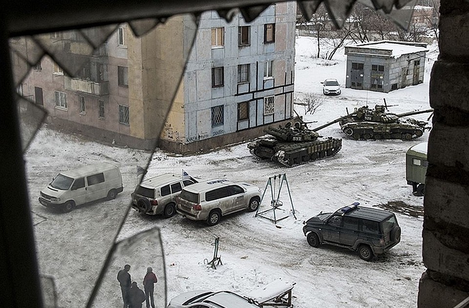 Белый джип ОБСЕ и украинские танки в Авдеевке. ФОТО AP/EASTNEWS