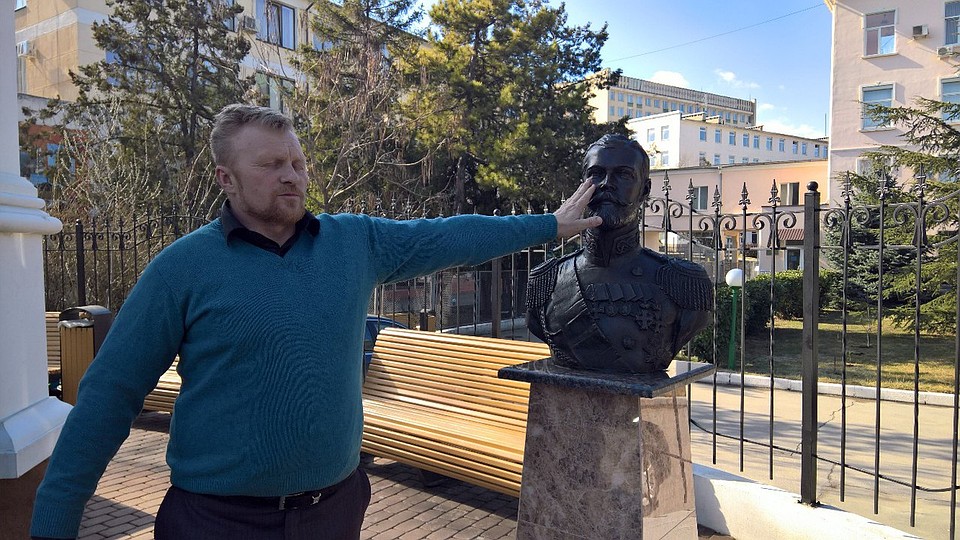 Послушник Алексей, смотритель часовни, подтвердил, что бюст мироточит. Фото: Марина СИЗОВА
