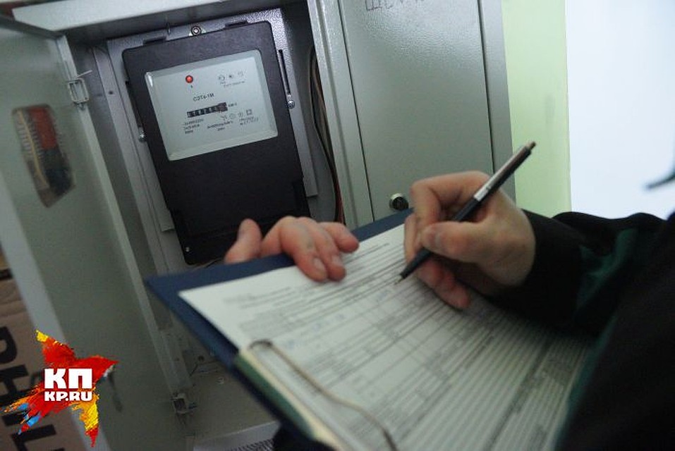 Специалист должен не просто снять показания, но еще и посмотреть на месте ли пломбы сетевой организации, в порядке ли схема подключения, нормально ли работает измерительный комплекс... Фото: Алексей БУЛАТОВ