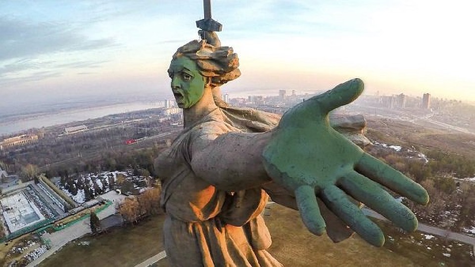 «Креативщики» Навального в Волгограде оскорбили ветеранов ВОВ и испохабили великий памятник о подвиге советских воинов