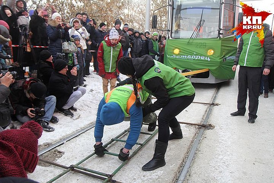 Женщина- скала из Сибири на морозе протянула два трамвая весом 36 тонн Фото: ПЫХАЛОВА Юлия (архив)
