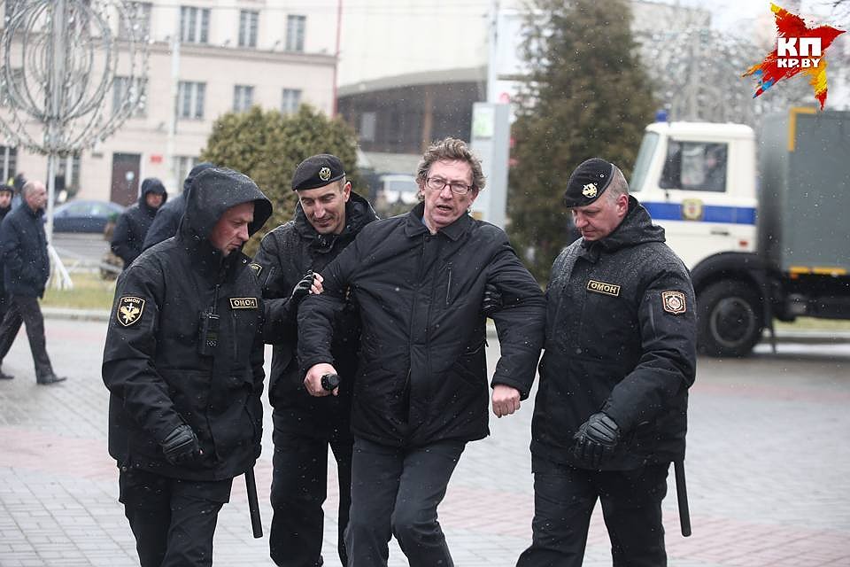 ОМОН задерживает даже людей без флагов и транспарантов. Фото: Павел МИЦКЕВИЧ