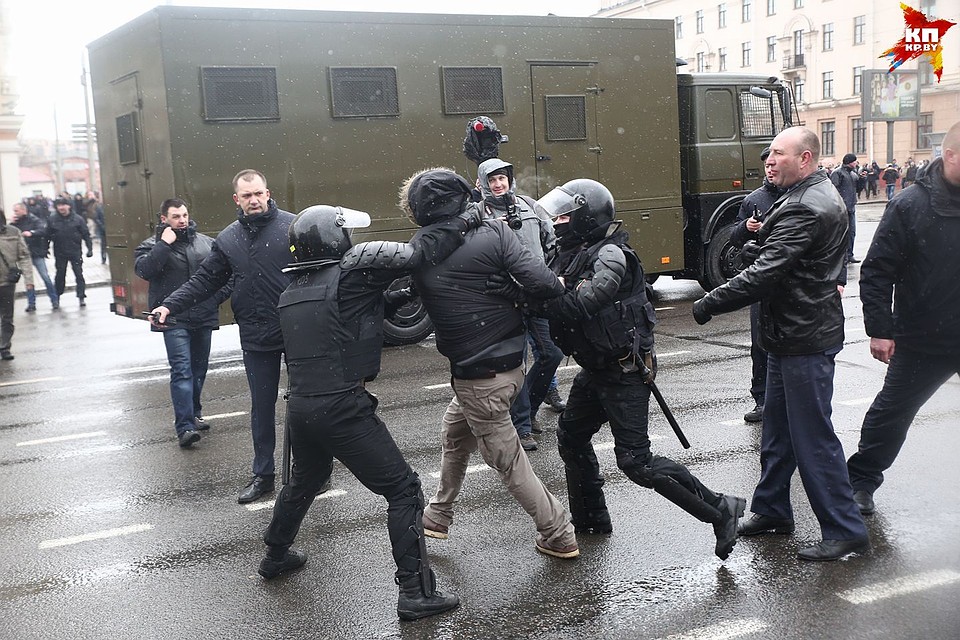 Людей погружали в автозак, который пригнали на проспект. Фото: Павел МАРТИНЧИК