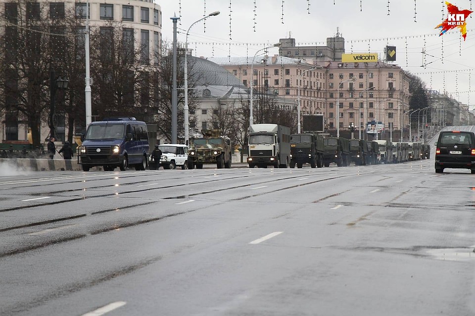 На проспекте только спецтехника силовиков. Фото: Мария РОЛЬСКИТЕ