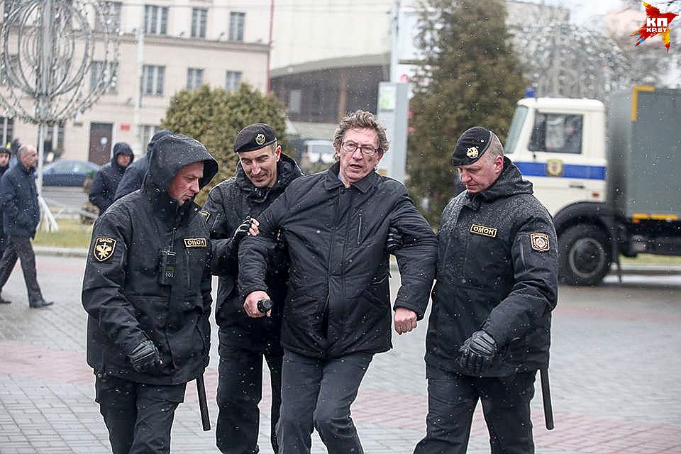 Людей силой уводили с проспекта. Фото: Павел МАРТИНЧИК
