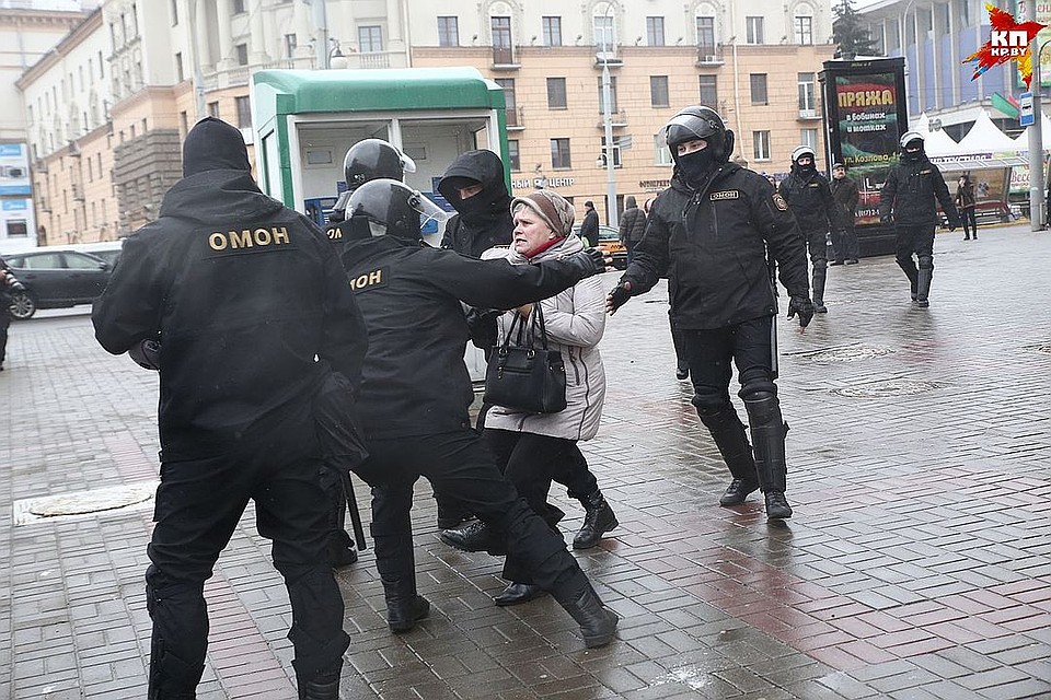 В автозаке ей стало так плохо, что пришлось вызвать скорую. Фото: Павел МАРТИНЧИК