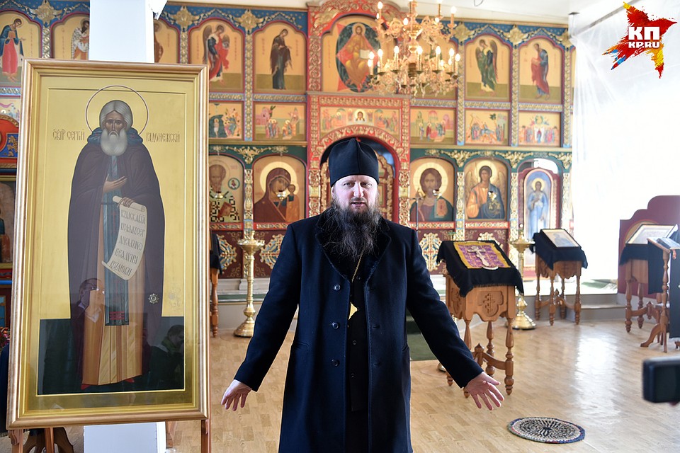 Владыка Павел показывает монастырский храм, который разместился в здании бывшей ремонтно-тракторнкой мастерской. Фото: Влад КОМЯКОВ