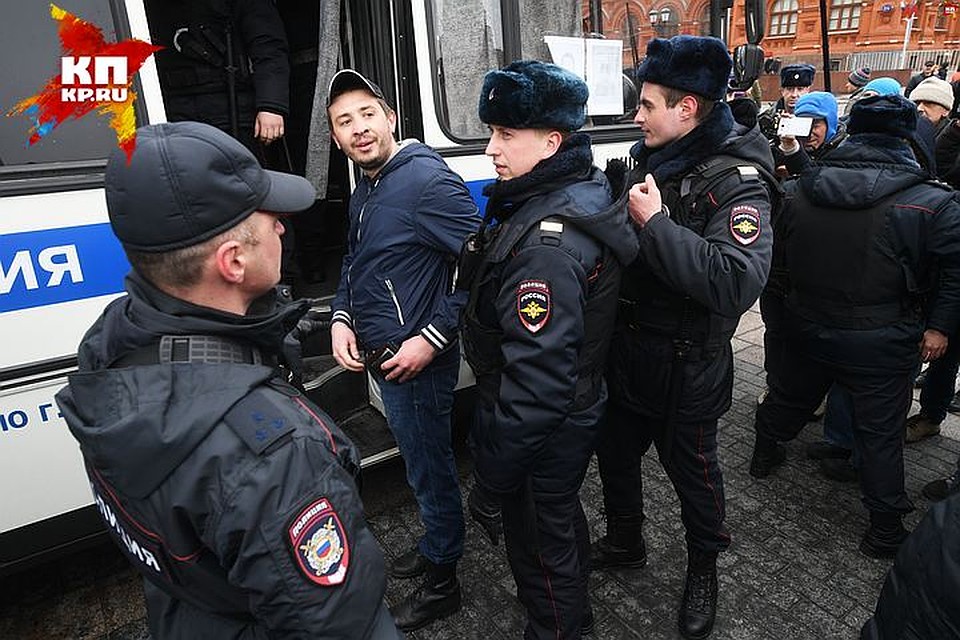 И, судя по торжествующим улыбкам, они остались таким исходом диспута довольны Фото: Михаил ФРОЛОВ