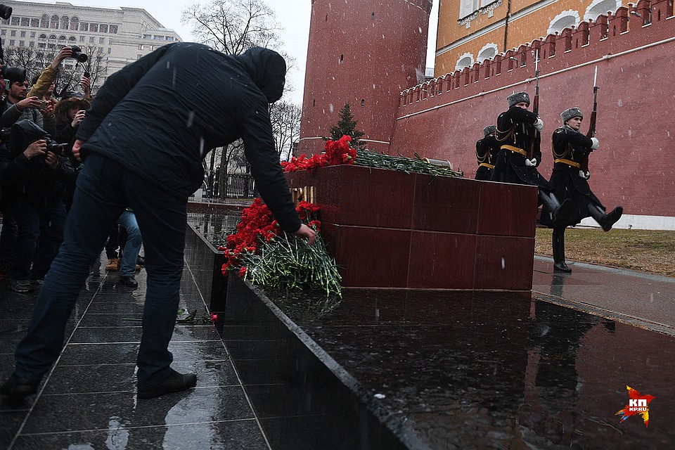 Москвичи несут цветы к стеле «Ленинград» в память жертв теракта в метро Петербурга Фото: Михаил ФРОЛОВ