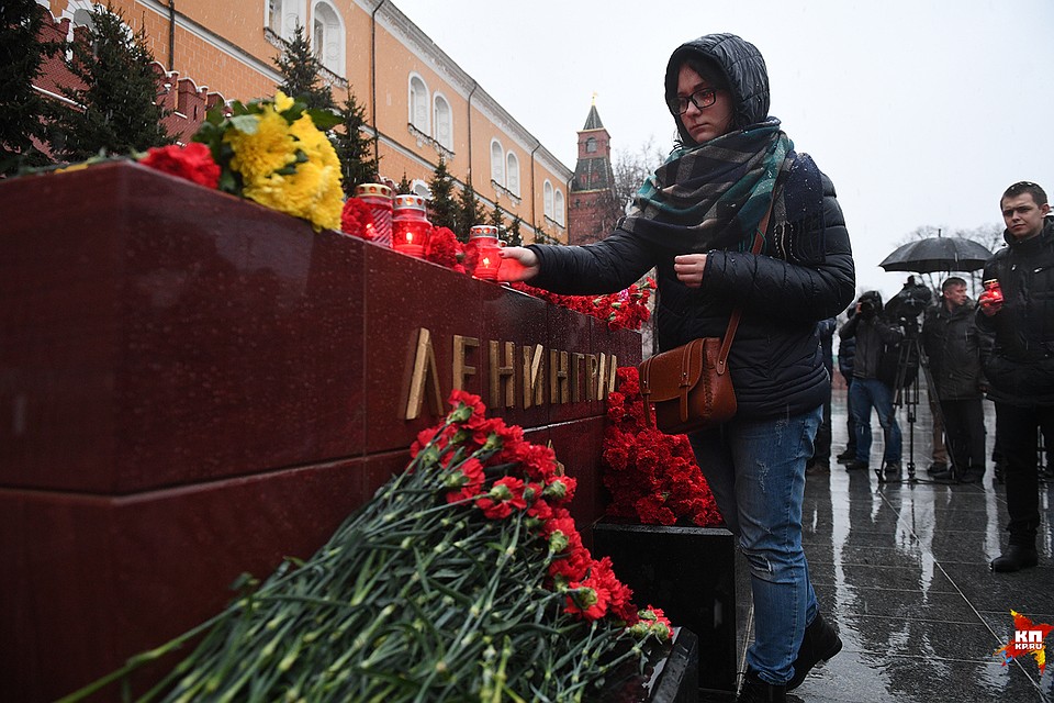 Москвичи несут цветы к стеле «Ленинград» в память жертв теракта в метро Петербурга Фото: Михаил ФРОЛОВ