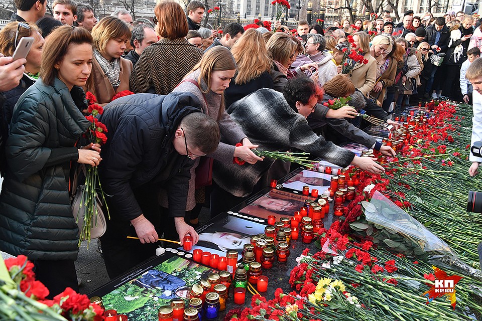 На Манежной прошел вечер памяти жертв теракта в Санкт-Петербурге Фото: Владимир ВЕЛЕНГУРИН