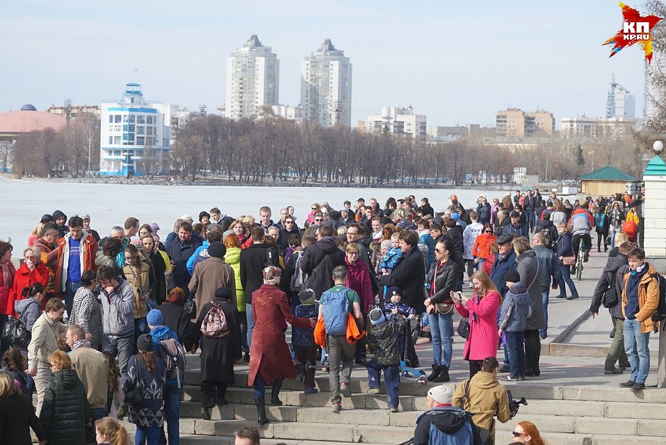 Все спешили обнять пруд Фото: Алексей БУЛАТОВ