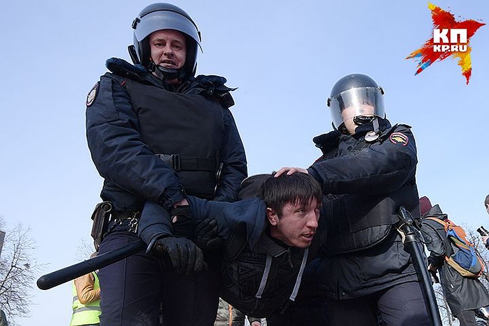 Задержание участника несанкционированного митинга в Москве, 26 марта 2017 года Фото: Виктор ГУСЕЙНОВ