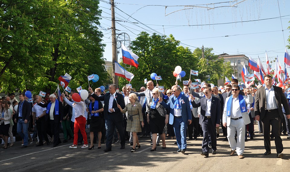 Одни из первых в строю шли крымские власти. Фото: Анастасия МЕДЫНЦЕВА