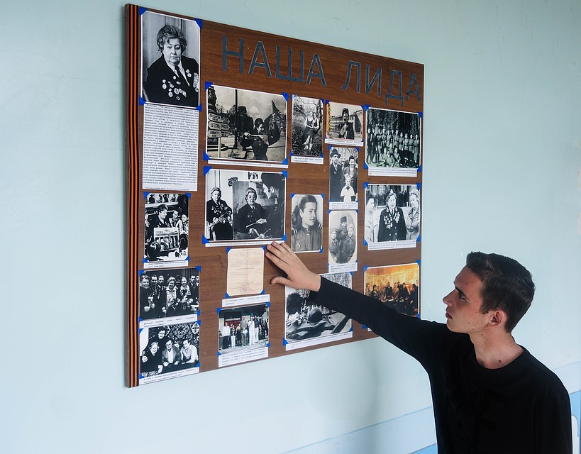 В память о легендарной выпускнице на филфаке ДонНУ открыли стенд. Фото: Никита МАКАРЕНКОВ, Павел ХАНАРИН