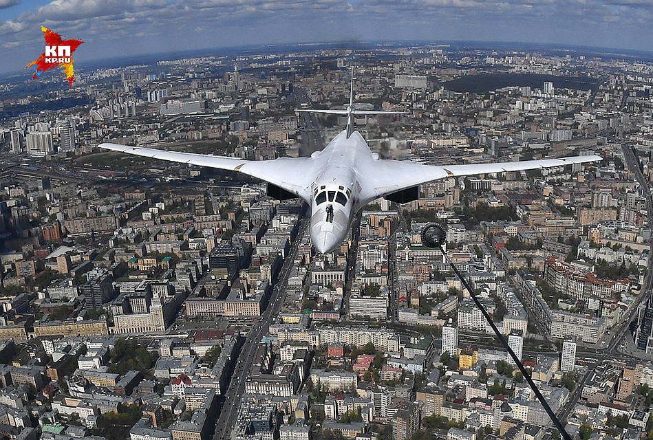 Ту-160 на подлете к Красной площади. Фото: Владимир ВЕЛЕНГУРИН