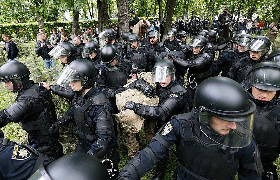 Беспорядки в Киеве на 9 мая Фото: REUTERS