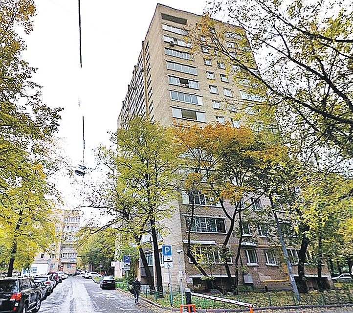 В этом доме в Никоновском переулке у актера была двушка
