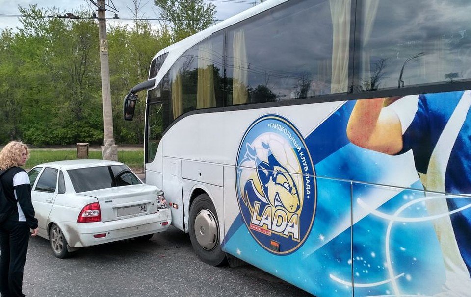 Автобус "Ростов-Дона" притерся с автомобилем "Лада". Фото: ГК "Ростов-Дон".