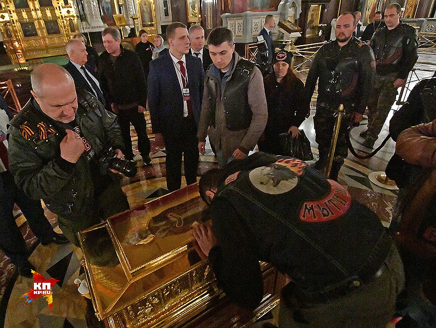 "Волки" целовали ковчег, прикладывали иконки, зажигали свечи и расходились назад к байкам. Фото: Евгения ГУСЕВА