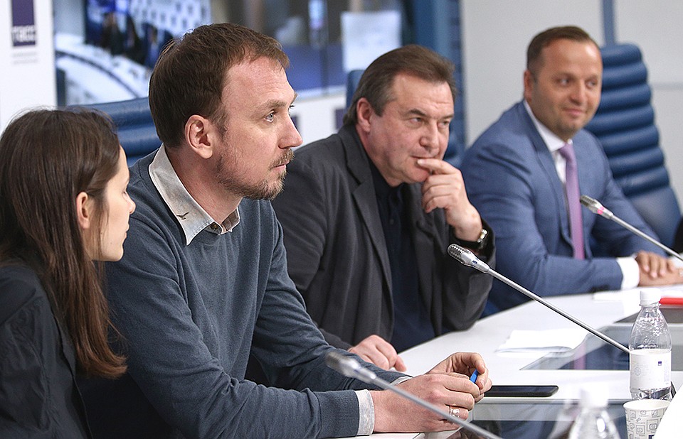 Актер Ларс Айдингер, исполнивший роль Николая II, режиссер фильма "Матильда" Алексей Учитель и адвокат Константин Добрынин (слева направо) во время пресс-конференции. Фото: Сергей Бобылев/ТАСС