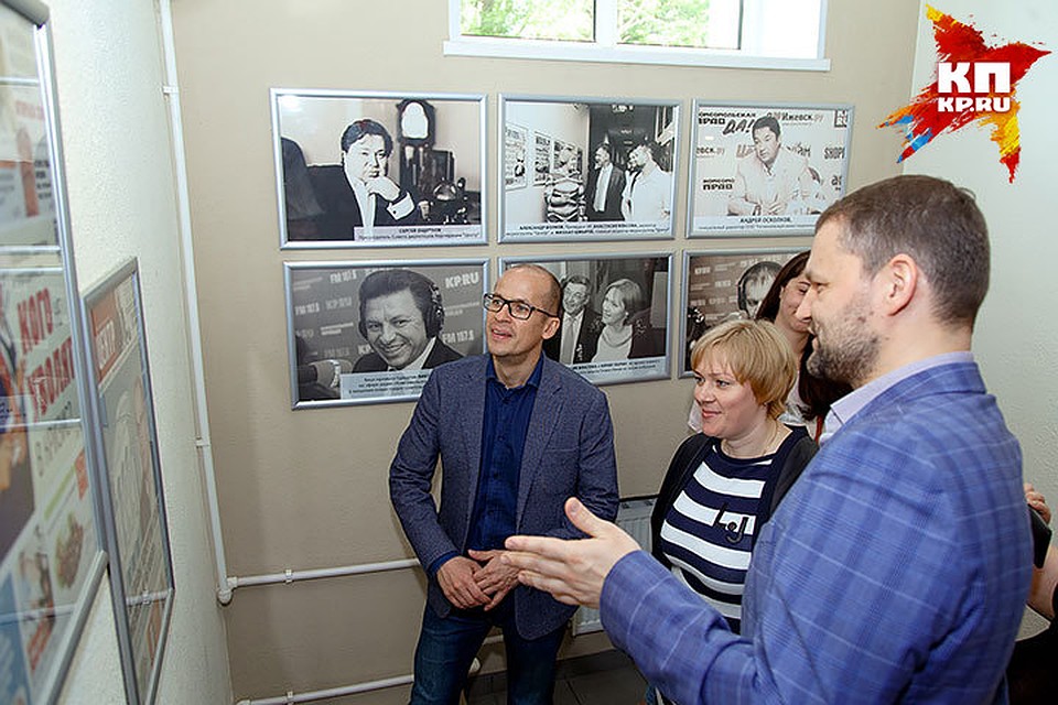 Побывав в медиагруппе «Центр», Александр Бречалов отметил: «Ваш офис располагает к творчеству и креативу». На фото: врио главы Удмуртии, Анастасия Власова, директор медиагруппы «Центр», Михаил Шмырев, , первый заместитель директора медиагруппы