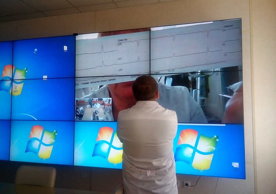 Врач может увидеть на экране кардиограмму, снимки рентгена и прочие результаты исследований. Фото: Юлия РЕВИНА