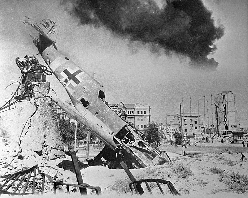 Немцы, когда подошли к Сталинграду, 23-24 августа провели гигантскую бомбардировку города. В день совершалось по 2 тысячи самолетовылетов бомбардировочной авиации Фото: ТАСС
