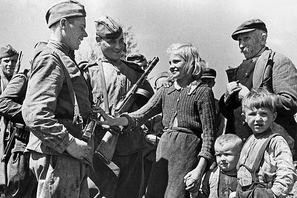Август 1944-го года. Жители освобожденного от немецко-фашистской оккупации польского села Устрожиска поздравляют бойцов Красной Армии с победой. Георгий Коновалов/ Фотохроника ТАСС