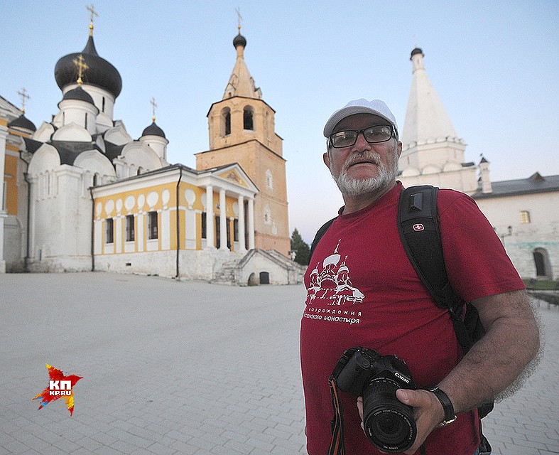 Краевед Александр Шитков на территории Старицкого монастыря. Фото: Виктор ГУСЕЙНОВ