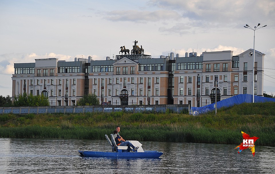 Один из жилых комплексов города украшает статуя греческой богини Ники. Фото: Виктор ГУСЕЙНОВ