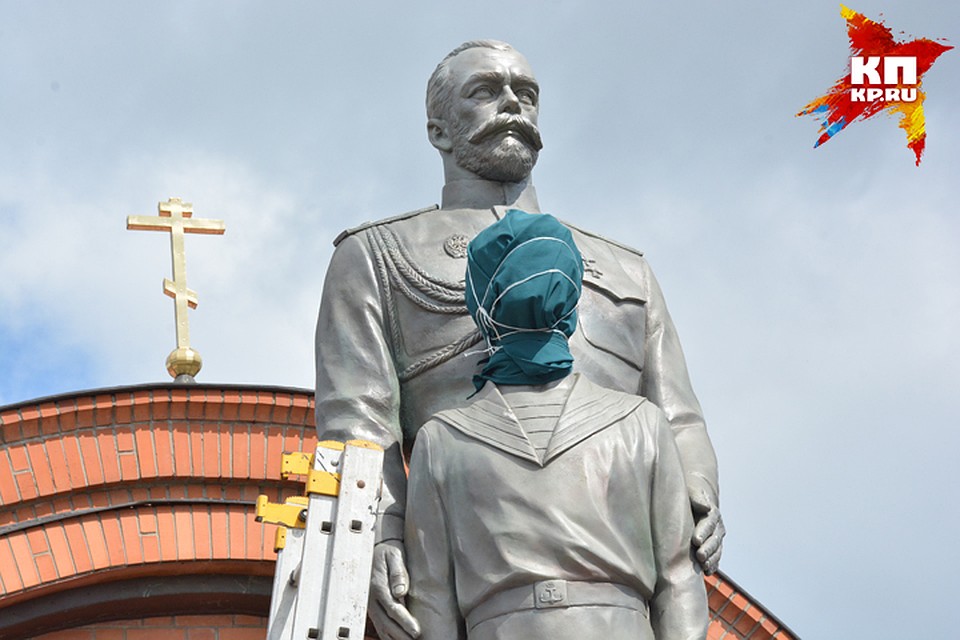 Памятник Николаю II с самого начала оказался в центре скандала в Новосибирске: не все почитатели царя одобрили композицию. Фото: Андрей КОПАЛОВ