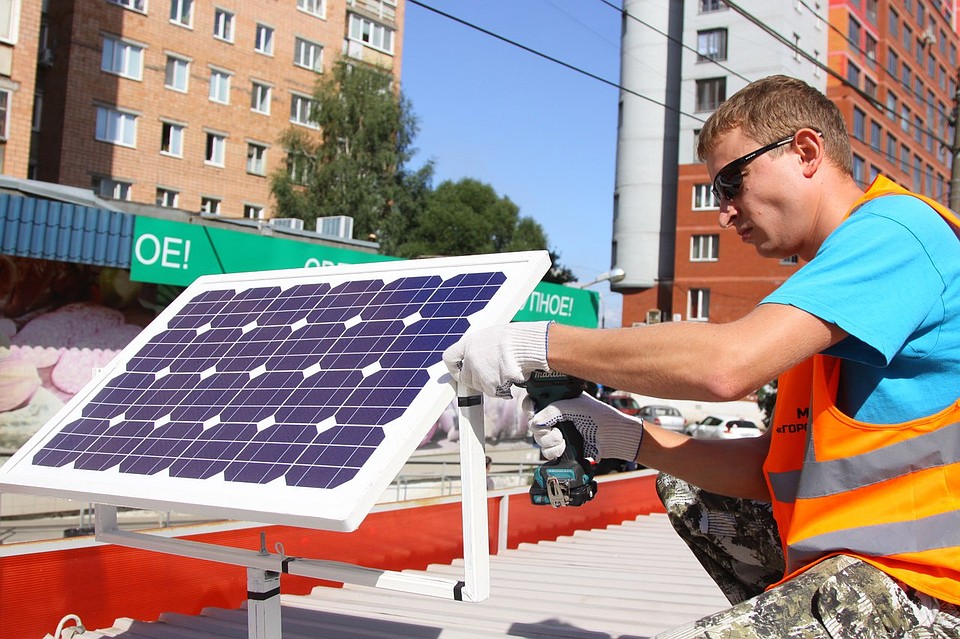 В будущем на остановке можно будет заряжать телефоны. Фото: Сергей Грачев